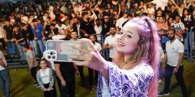 Pınar Süer, Kestel'de gençlerle beraber sahne aldı