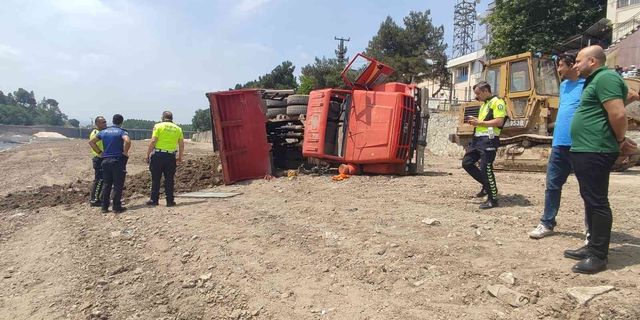 Bursa’da hafriyat kamyonu yan yattı: 1 yaralı