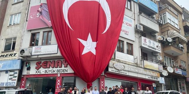 MHP Gemlik İlçe Başkanı'ndan bayrak sitemi
