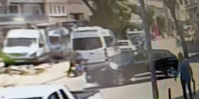 Motosikletli genç park halindeki minibüse çarptı