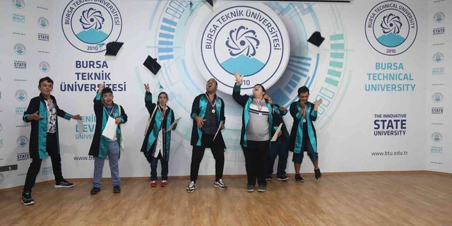 Özel öğrencilerin BTÜ'de mezuniyet sevinci