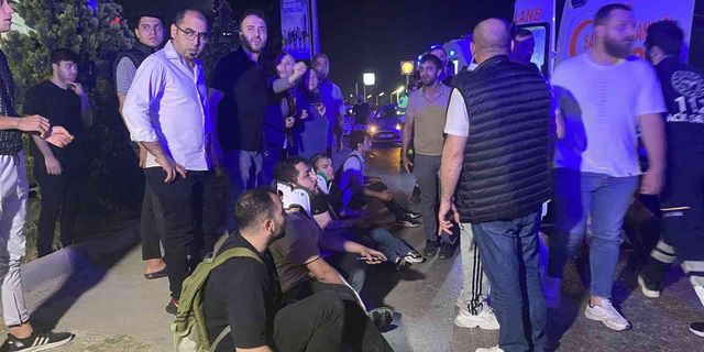 Bursa'da yolcu minibüsü direğe girdi! 1’i ağır 12 kişi yaralandı
