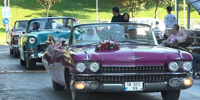Klasik oto sevdalısı çift, düğününde klasik otomobillerle konvoy yaptı!