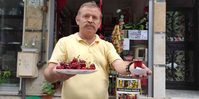 Bursalı çaycıdan şaşırtan ikram