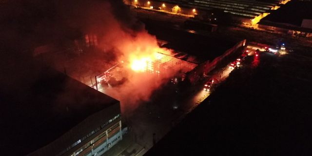 Fabrikada patlama sonrası yangın!