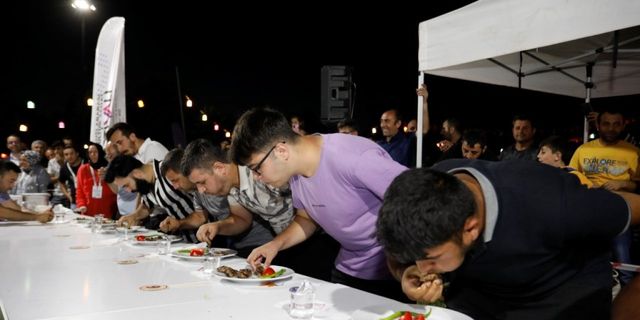 Festivalde köfte yarışması renkli görüntülere sahne oldu