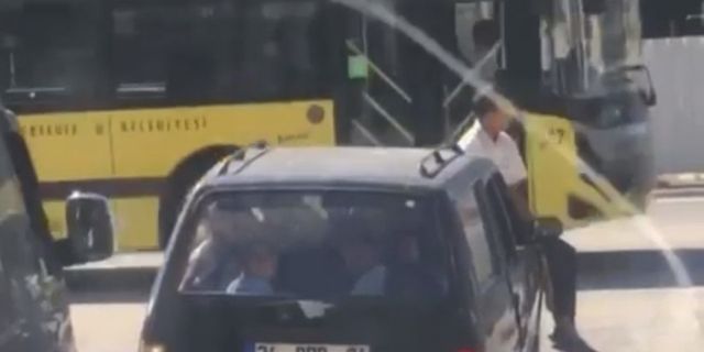Otomobilde yer kalmayınca kaputun üzerinde yolculuk!