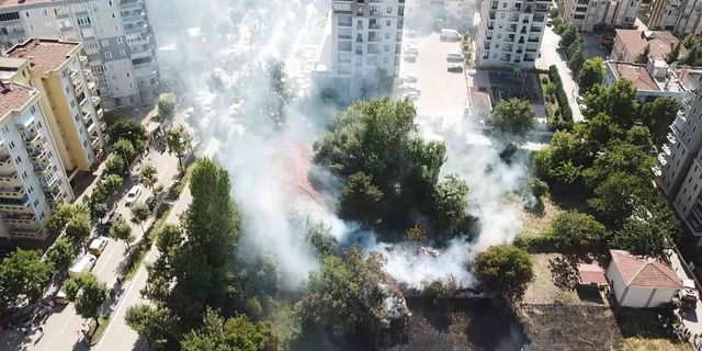 Bursa'da yangın! 2 ahır ve 1 baraka küle döndü