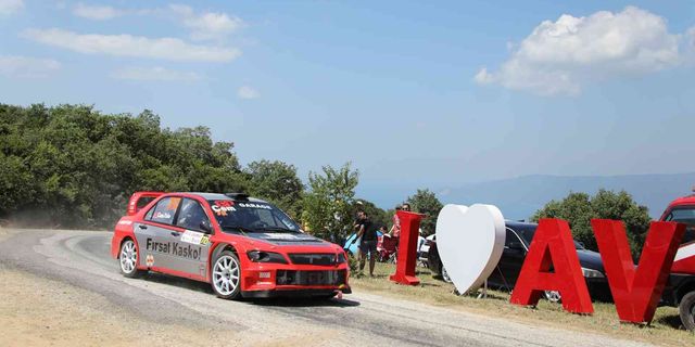 Otomobillerin tırmanış yarışı nefes kesti!