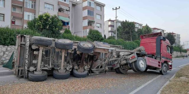 Bursa'da TIR devrildi, yol kapandı