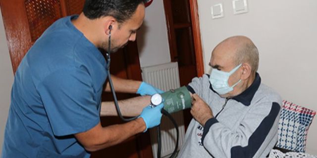 Evdeki yaşlılara sağlık hizmeti mutlu ediyor