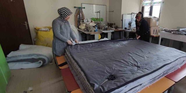 Bursa’da kadınlar uyku tulumu ve yağmurluk üretip deprem bölgesine gönderiyor