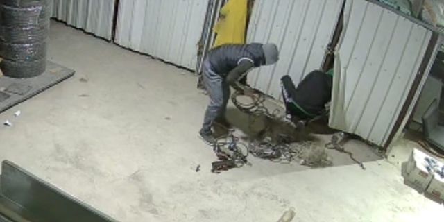 Bursa’da makine hırsızları kameraya yakalandı