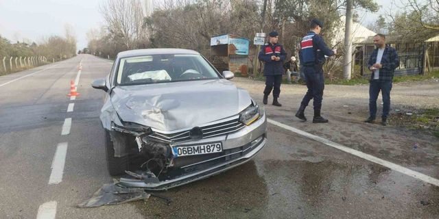 Depremzedelerin bulunduğu araç otomobille çarpıştı: 4 yaralı