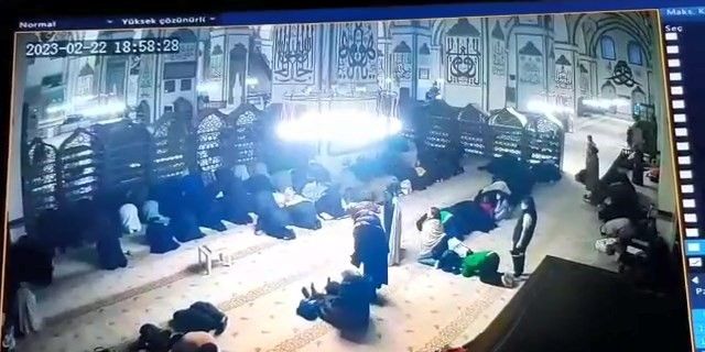Tarihi Ulucami’de namaz kılar gibi yapıp telefonu böyle çaldı