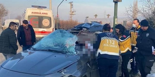Tıra arkadan çarpan otomobilin kadın sürücüsü hayatını kaybetti