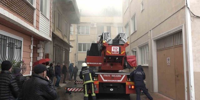 Bitişik nizam binanın çatısında çıkan yangın, mahalleliyi sokağa döktü