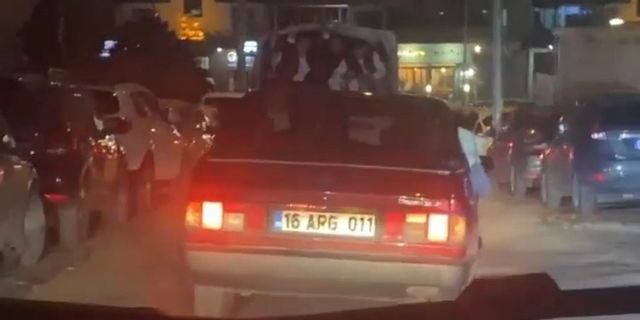 Bursa’da gençlerin kamyonetin arkasındaki tehlikeli yolculuğu kameralarda