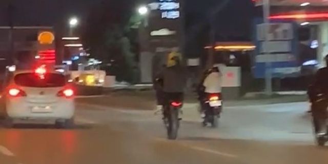 Motosikletli gençlerin trafikteki tehlikeli hareketleri kameralarda