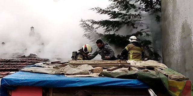 Yangında çöken çatıdan düşen 3 itfaiye eri ölümden döndü