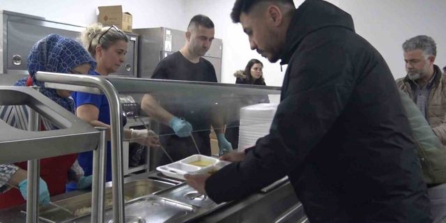 (Özel) Bursa’da öğrenci ve ihtiyaç sahiplerine günde 2 öğün sıcak yemek