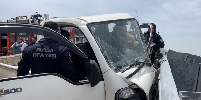 Bursa'da kaza kamyonet uçurumun eşiğine sürüklendi