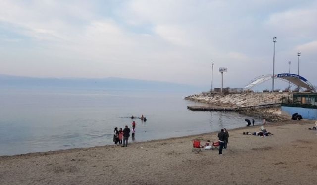 Herkes kar beklerken onlar denize girdi
