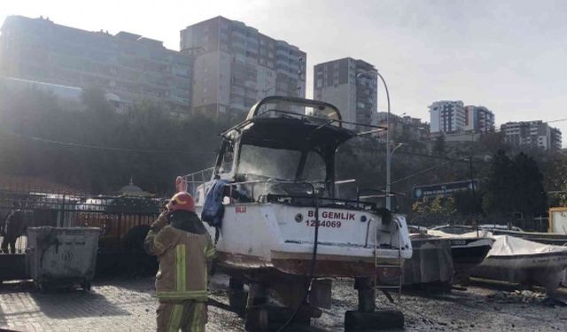 Barınağa çekilen tekne yandı