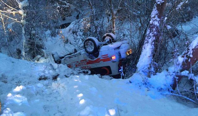Yoğun kar yağışı sebebiyle Ambulans kaza yaptı, personel ölümden döndü!
