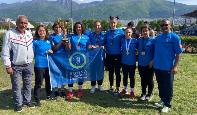 Bursa Büyükşehir Belediyesporlu atletlerden 12 madalya, 1 kupa