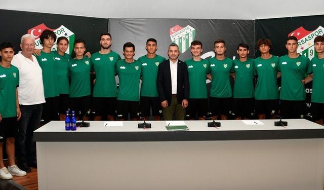 Bursaspor'dan 13 futbolcu ile profesyonel imza