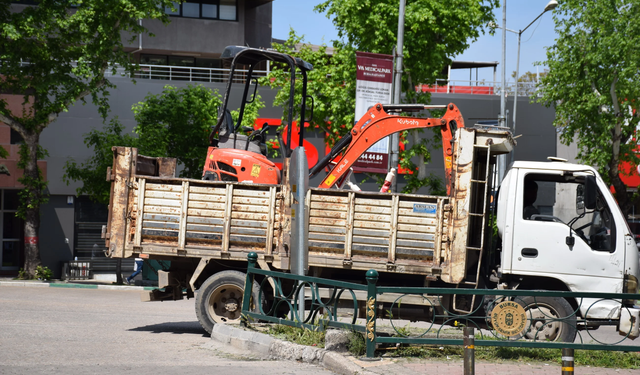 CHP Bursa İl Başkanlığı Önünde Kazı Çalışması!