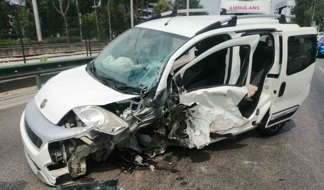 Bariyerlere çarpan hafif ticari araç metrelerce savruldu, sürücüsü sıkıştı!