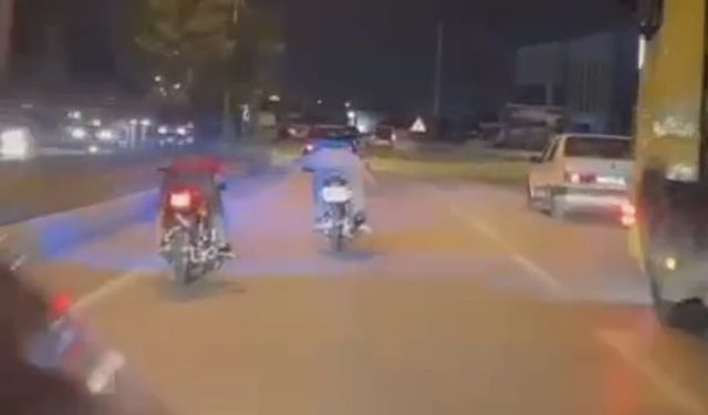 Motosikletli gençlerin tehlikeli yolculuğu kamerada!