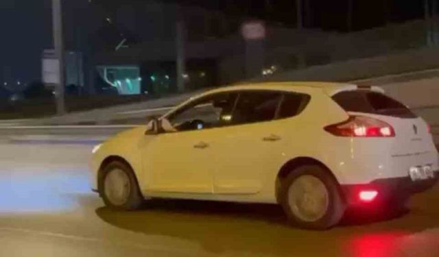 Sıcaklar sürücüleri de bunalttı. Ayağını camdan sarkıtarak araç sürdü!