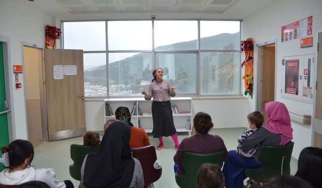 Çocuklar masallar eşliğinde tedavi oluyor