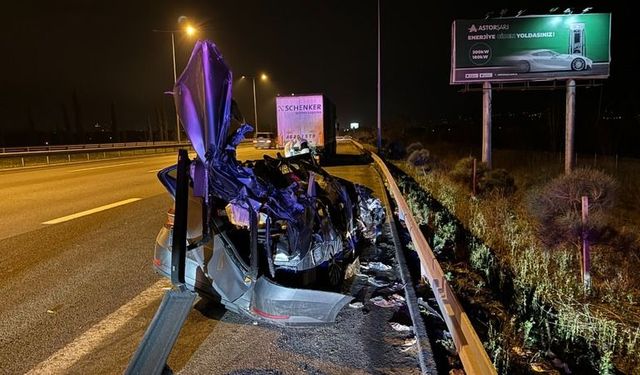 Polislerin içinde bulunduğu otomobil tıra çarptı!