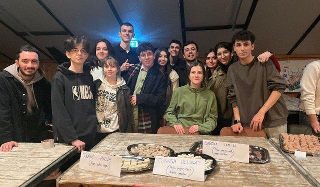 Liseliler Hollanda'da Türk kültürünü tanıtıyor