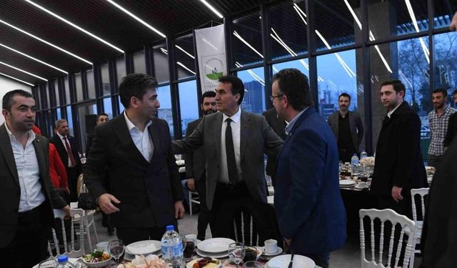 Mustafa Dündar ile MHP teşkilatı iftar yemeğinde buluştu