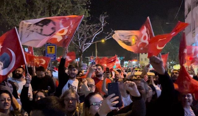 Bursa’da CHP’liler kutlamalara başladı