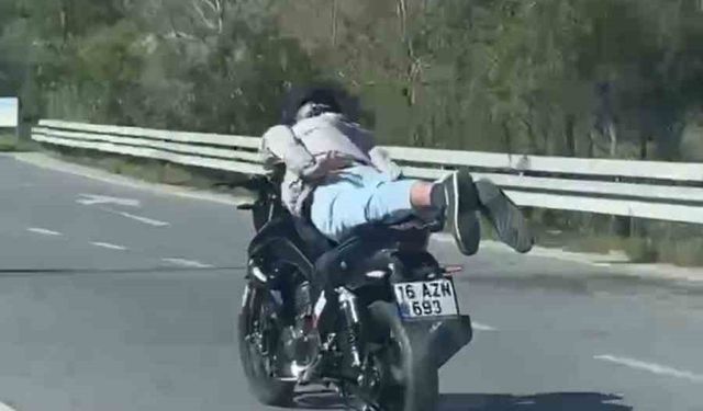 Motosikleti yatarak kullanan sürücüye ceza kesildi!