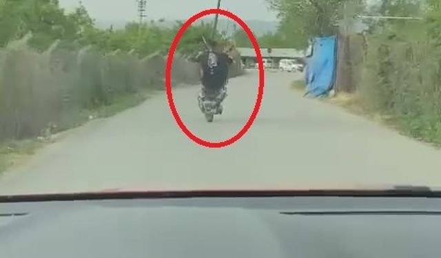 Motosiklet sürücüsü tali yolda ön kaldırdı, kayarak düştü!