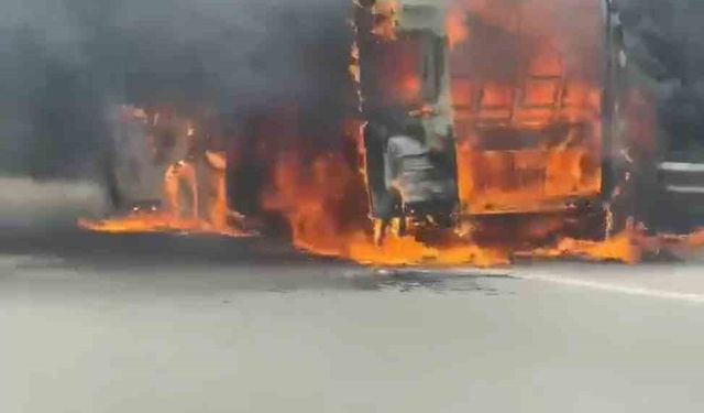 Bursa’da faciadan dönüldü! Servis minibüsü alev alev yandı