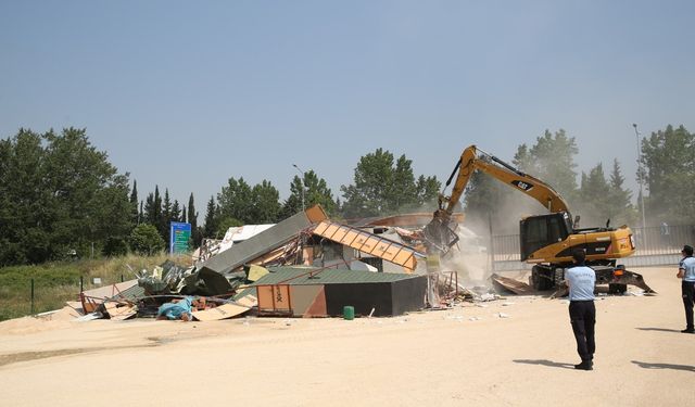 Nilüfer’de bir kaçak daha yıkıldı