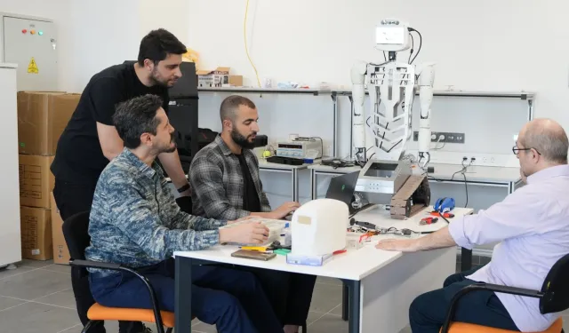 BTÜ, yapay zeka destekli insansı robot Moria'yı tanıttı