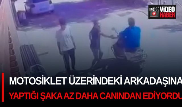 Motosiklet üzerindeki arkadaşına yaptığı şaka az daha canından ediyordu