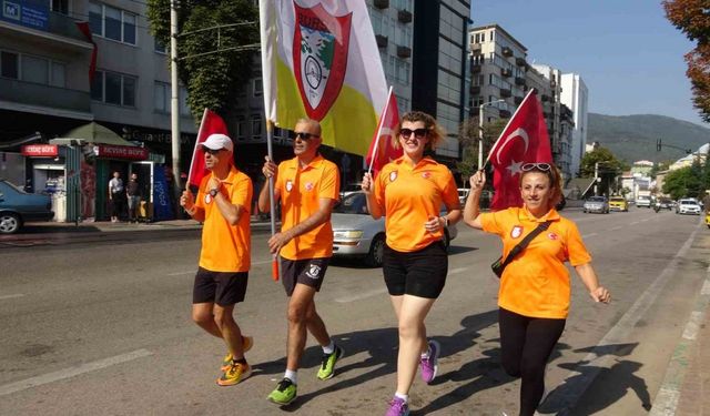 Taksicilere yapılan saldırılara dikkat çekmek için 16 kilometre koştular