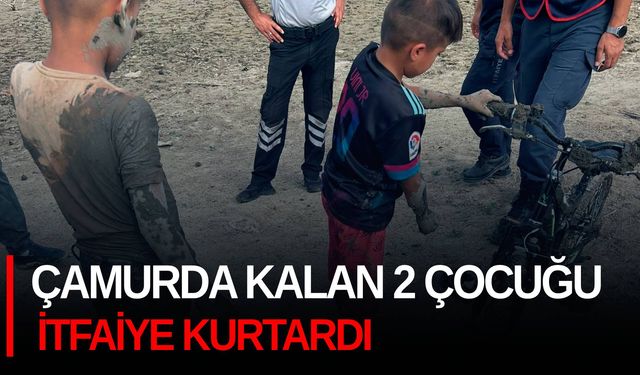 Çamurda kalan 2 çocuğu itfaiye kurtardı