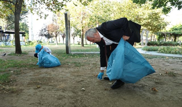 Eline çöp poşeti alan başkan, parkı köşe bucak temizledi