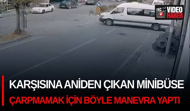 Karşısına aniden çıkan minibüse çarpmamak için böyle manevra yaptı